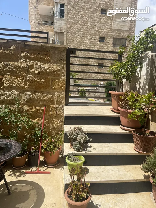 شقة مميزة مساحة 250 تراسات امامية وخلفية 160 موقع مميز شارع عواد الفرحان