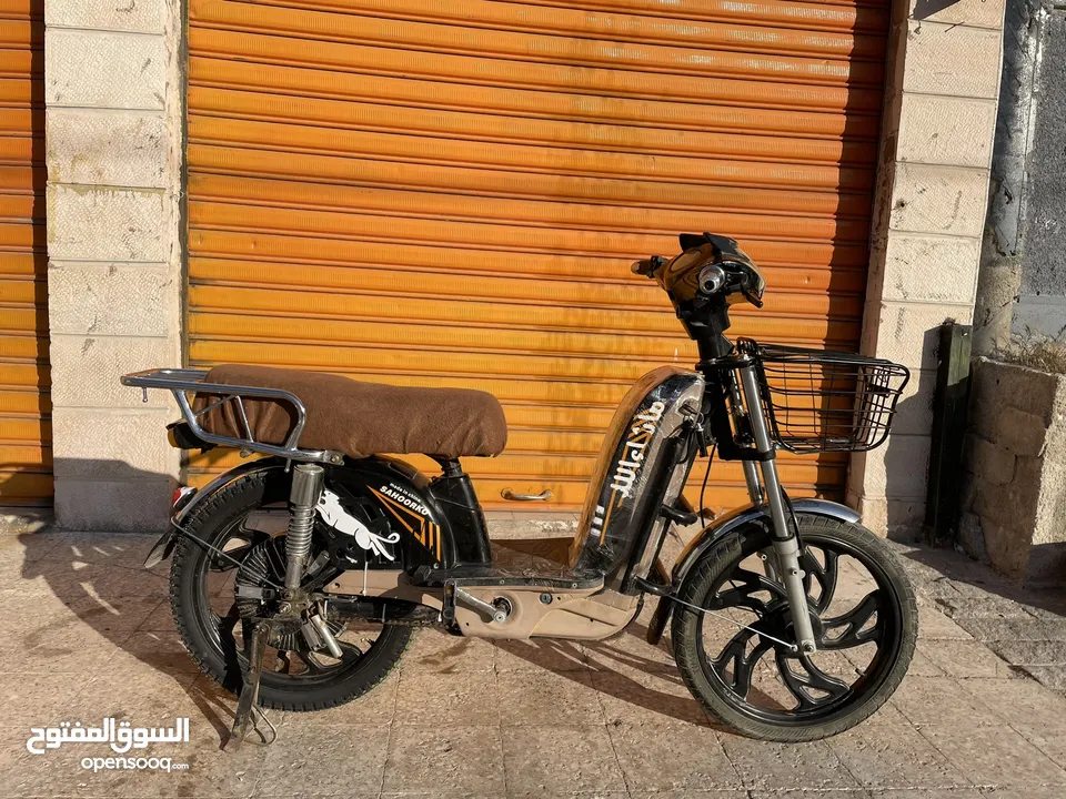 دراجه كهربائيه بحاله جيده بطاريات نص عمرهم للبيع