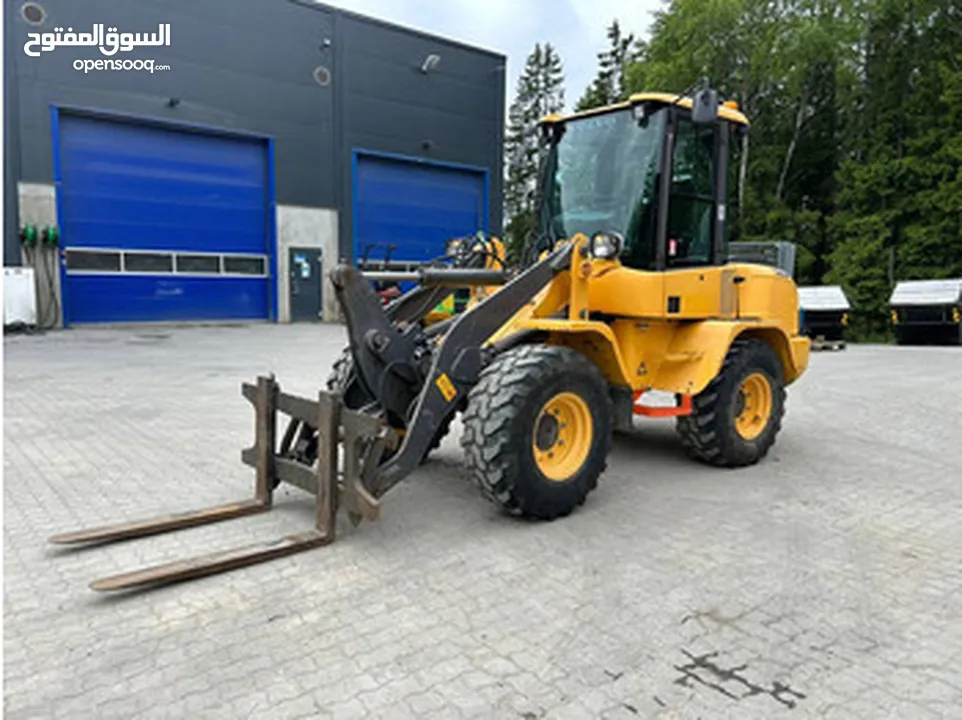 لودر ، مُجهز رافعة شوكية  قياس volvo 120 c  للعمل في المصانع و المستودعات التجارية  ، تأجير شهري