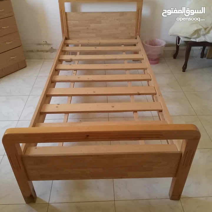 سرير عدد 2 مستعمل حشب زان بحالة جيدة جدا مع فرشات للبيع