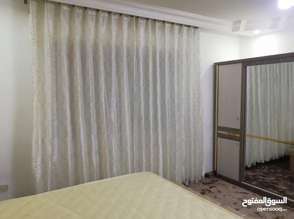 أثاث نظيف ( غرفة نوم ، غرفة جلوس ، غرفة ضيوف مع سفره ) شبه جديد