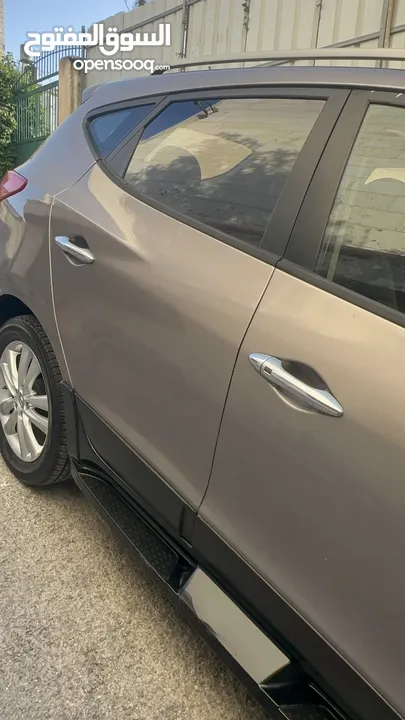 2009 ‏Hyundai توسان LX20 اربع ابواب، اللون فيراني، الكراسي جلد والسيارة 92,000 كيلو فقط وبحالة رائعة