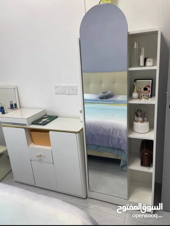 مرآة أرضية فاخرة مع رفوف جانبية – قطعة ديكور تخطّف الأنظار حوّلي أي زاوية في بيتك لمساحة أني