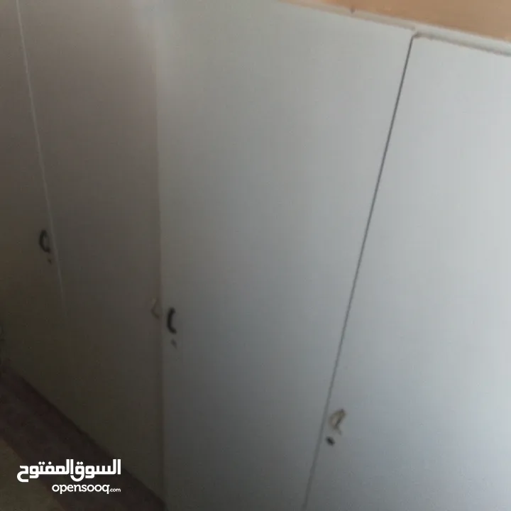 خزانه اربع ضرفات خشب لاتيه ولا شخط فيها ممتازه للبيع