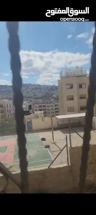 شقه مشطبه للبيع مساحتها 135 متر دفعه 20 واقساط 400 دينار  /3 غرف نوم وحمامين ومطبخ وصالون وبرنده