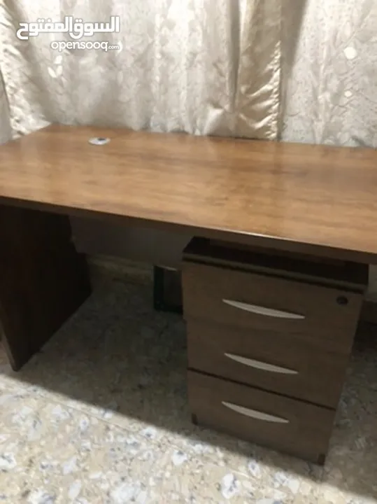 مكتب خشب طاوله مع جرارات  بحاله ممتازه مستعمل  120*60  اثاث مكتب  البالوع  السعر قابل للتفاوض