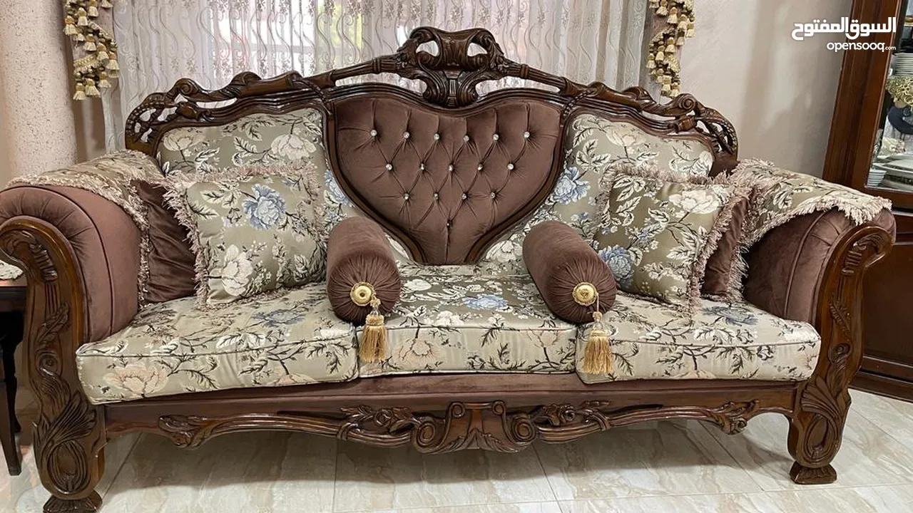 طقم كنب 7 مقاعد شبه جديد مع طربيزات