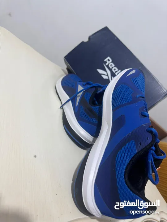حذاء رياضي أزرق من Reebok، خفيف، بتهوية جيدة ونعل مريح بتقنية Memory Tech.