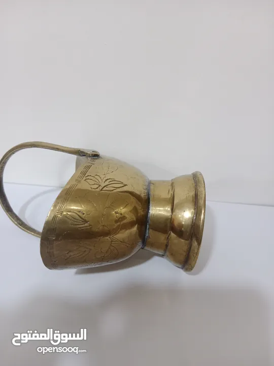 وعاء تقليدي مصنوع يدويا يستخدم لحمل الفحم أو الحطب مزخرف برسومات أنتيك قديم جدا لون ذهبي