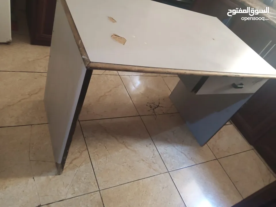 طاوله مكتب مرتبه وبتنفع لدراسه