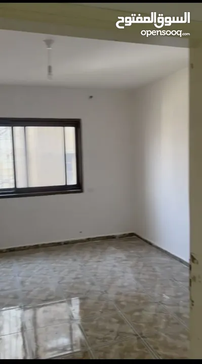 شقة مكونة من 3 غرف نوم +حمامين +صاله + مطبخ + ساحة خارجية في المخفية