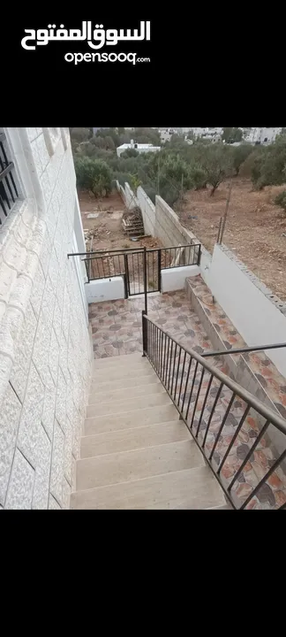 بيت جديد غير مسكون مكون من ثلاث طوابق في المزرعه الغربيه بالقرب من شركة النزيه للبلاط