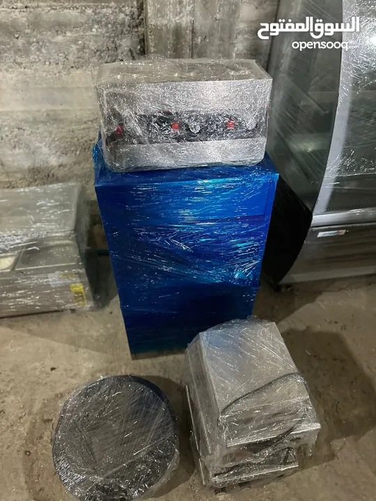 عدة محل  كاملة مع طاولات وكراسي للبيع