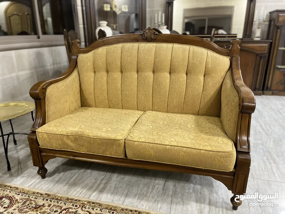 طقم كنب مع سفرة للبيع