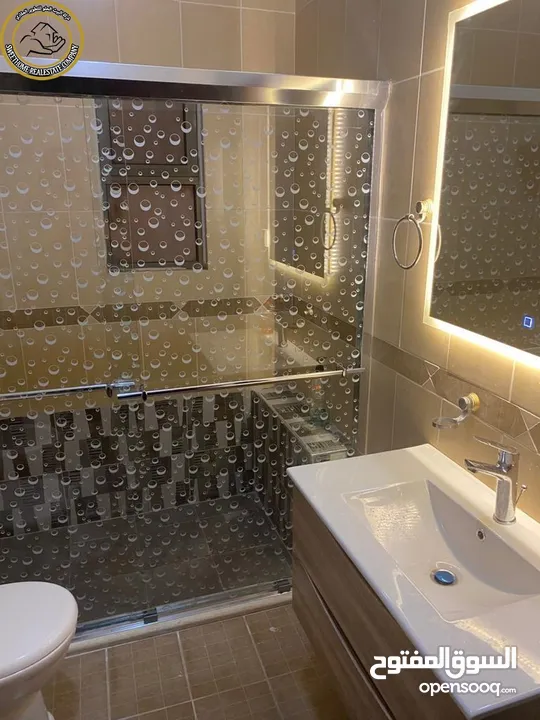 شقة مفروشة فاخرة للبيع في أم السماق الجنوبي  - خلف ال ( C-Town) طابق ثالث مع روف دوبلكس 290م