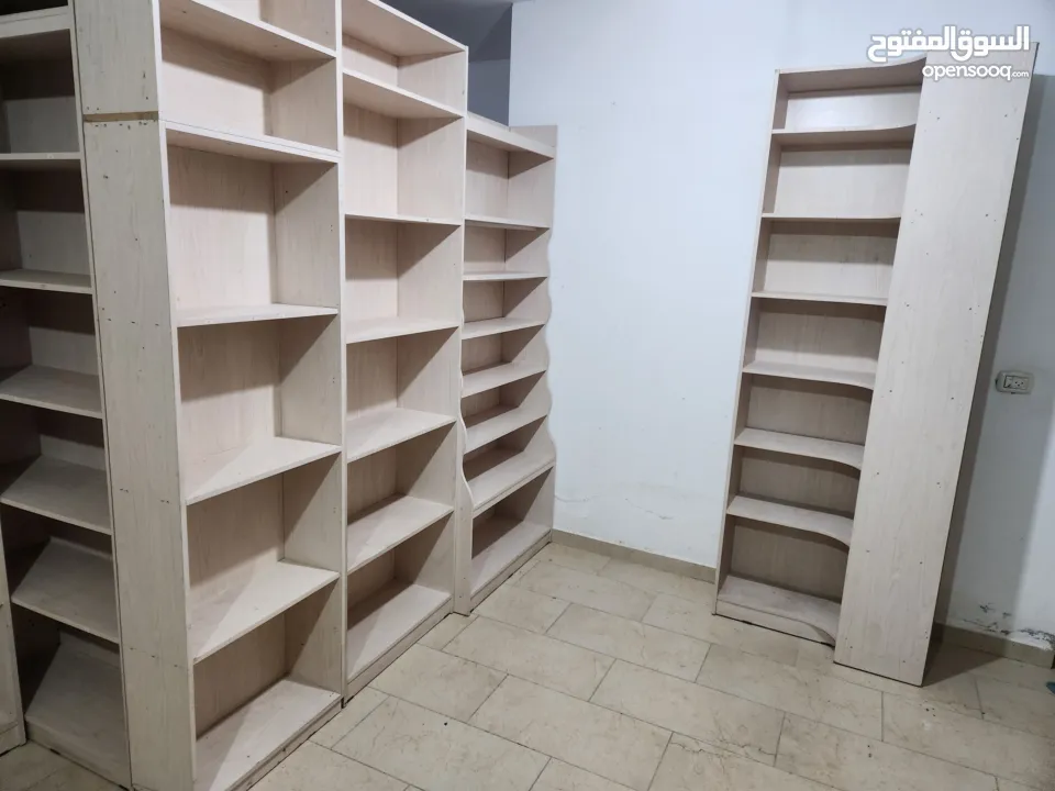 ديكور محمص شبه جديد مع رفوف وباترينه 2 متر وكراسي مكتب كلف تفصيل 15 الف شيكل البيع بسبب السفر بسعر ح