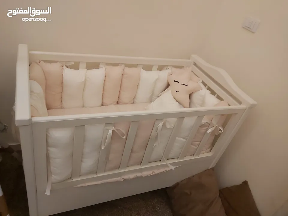 تخت بيبي تفصيل خشب اصلي ثقيل