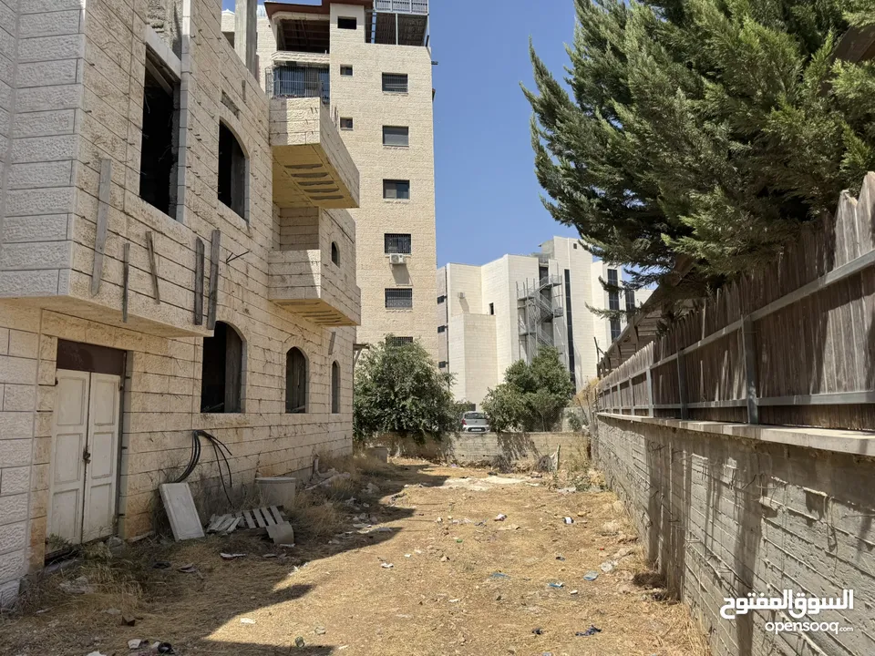 ورشة مكونة من طابقين مع ارض للبيع