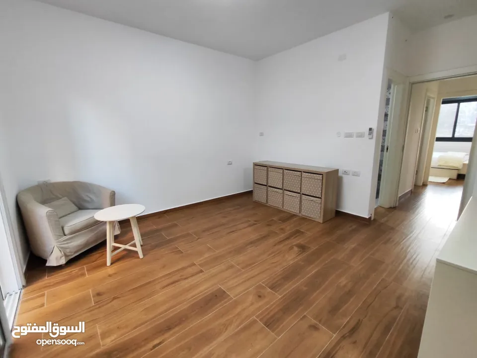 شقة مفروشة فخمة مع حديقة خاصة للإيجار في عين منجد