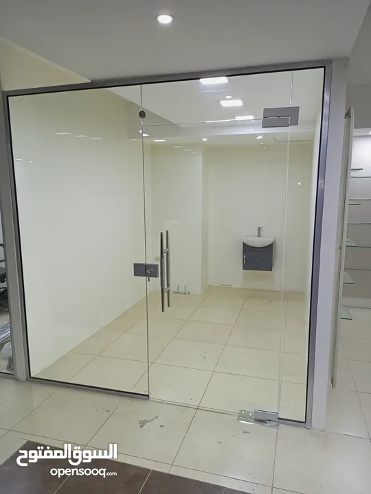 تركيب السيكوريت والمرايا وجميع أعمال الزجاج والألمنيوم بجودة عالية"