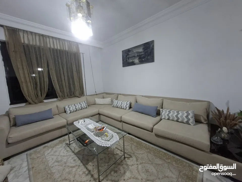 كنب زاوية أنيق مكوّن من 4 قطع بلون بيج راقٍ، تصميم مريح وعصري، خشب ثقيل وجودة عالية، بحالة ممتازة