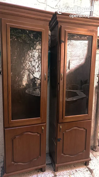 بيع اثاث مستعمل بحاله جيده خشب زان قطعتين غير مخدوش ولامكسور  فيهم رفوف ويوجد في وحده رفوف زجاج
