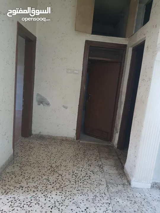 عمارة مكونه من طابقين وساحه خارجيه للبيع