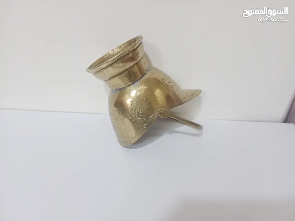 وعاء تقليدي مصنوع يدويا يستخدم لحمل الفحم أو الحطب مزخرف برسومات أنتيك قديم جدا لون ذهبي