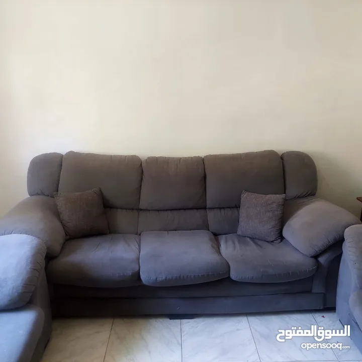 طقمين كنب للبيع بحاله جيده  سعر الطقمين 120دينار