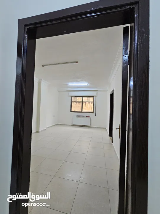 شقة طابق اول شارع الجامعة خلف ليدرز مقابل الجامعة الاردنية مبنى السكري