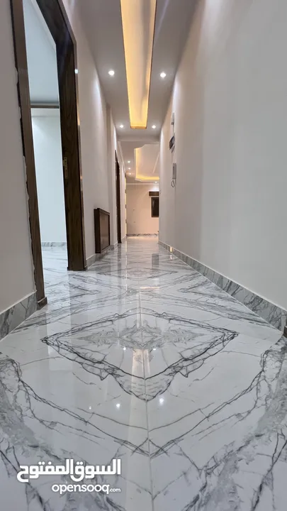 شقه طابقيه اربع غرف نوم الزرقاءالجديده شارع الونك  خلف فندق الجوابره مع مطبخ للبيع