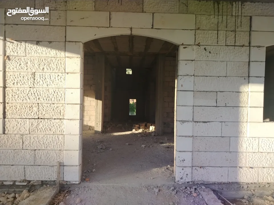 منزل عظم المغاريب واجهة حجر ثلاث طوابق