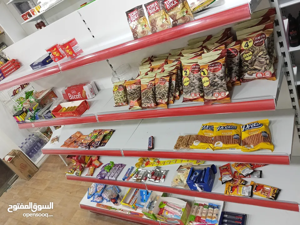 رفوف معدنية وسطية لسوبر ماركت للبيع.