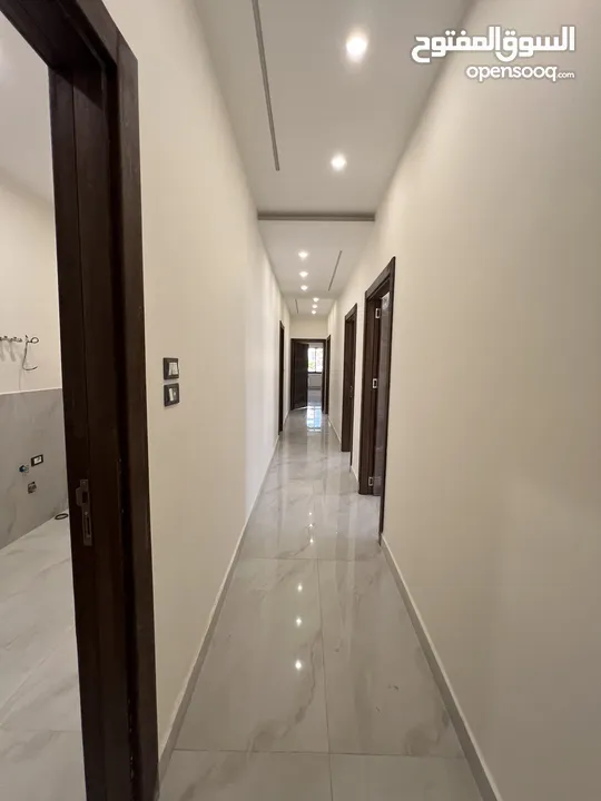 شقق مميزة للبيع 250 متر في ارقى مناطق شمال عمان شفابدران متوفر طابق اول وطابق أرضي وأخير مع روف مميز