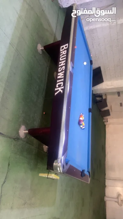 طاولة بلياردو امريكي شبه جديدة وطوايل وكراسي وثلاجة وشاشات بسعر حلو