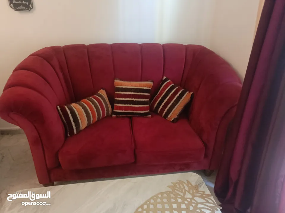 طقم كنب حوض كبير سبع مقاعد بحالة جيدة جدا لا يحتاج صيانة