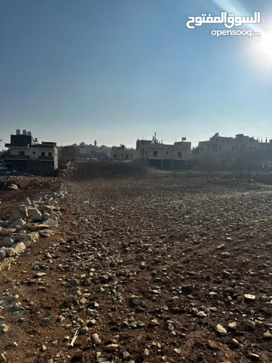 قطعة أرض مستوية مميزة قُرب بيت ساحور و تبعد 7 دقائق عن مزموريا قُرابة الدونمين ( 1940 م2 ) منطقة أ