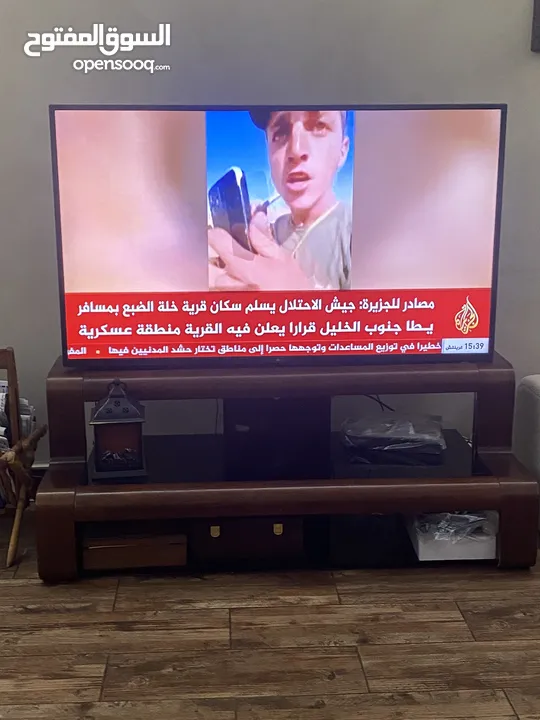 طاولة تلفزيون TV unit للبيع في غرفة الجلوس