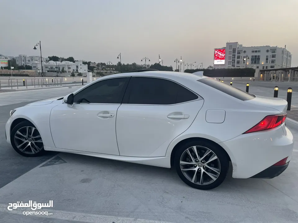 Lexus IS 300 2018 لكزس اي اس نظيفة جداً