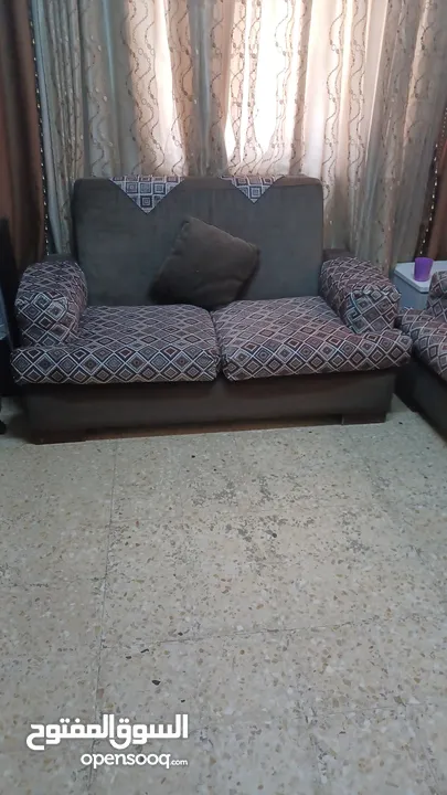 طقم كنب 7 مقاعد بحالة جيدة جدا مع طاولة وسط خشب وقزاز للبيع المستعجل بداعي السفر