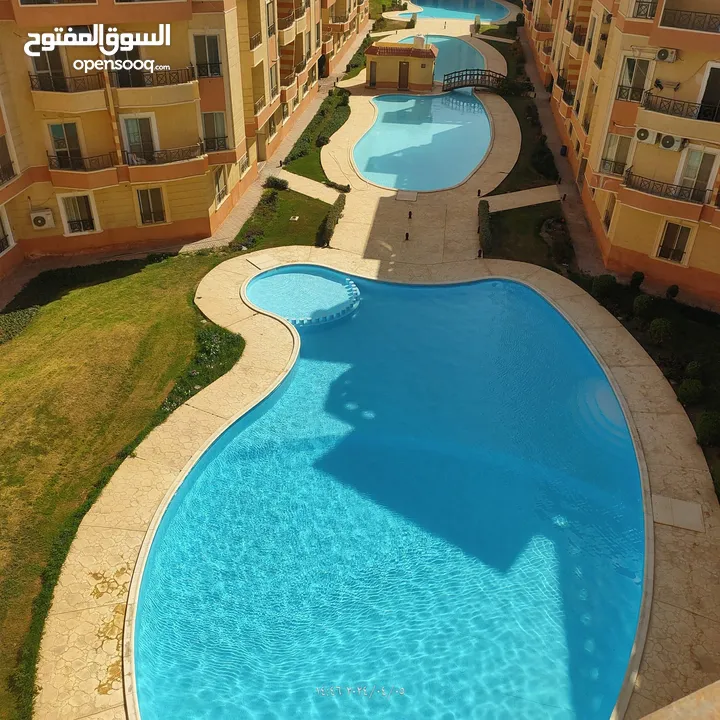 شقة جاهزة للسكن 3 غرف بمنتجع 3 حمامات سباحة وأمن شمالا في طريق الجونة