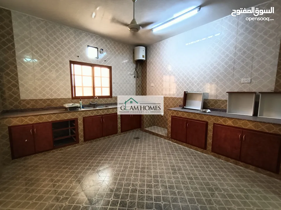 Entire property including 4 BR Villa and 3BR Apartments Ref: 400S