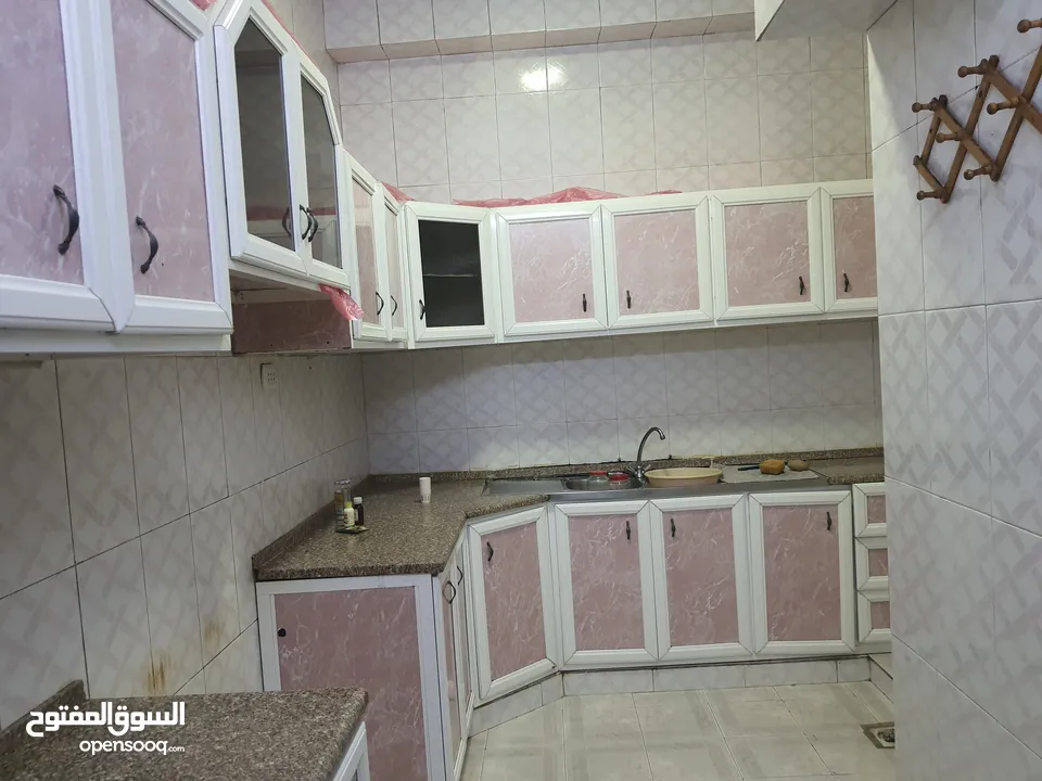 عمارة مكونه من طابقين وساحه خارجيه للبيع