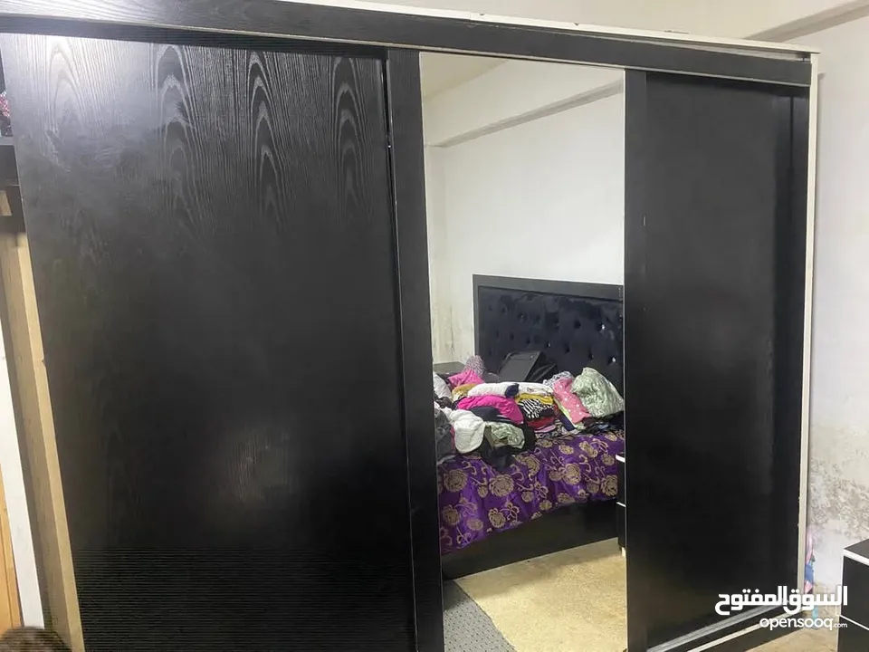 غرفة نوم مع فرشة ثقيلة