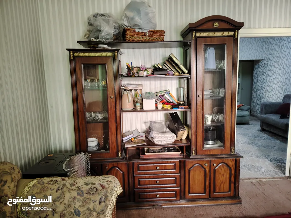 أثاث غرفة جلوس كامل (طقم كنب +طاولة صالون +3 طاولات صغيرة) بحالة جيدة جداً بسعر مغري