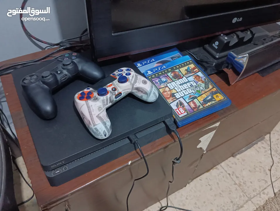 بلاي ستيشن 4 سلم بحالة ممتازة  مع كامل اغراضو مستعمل شي بسيط  نضافت الجهاز توب