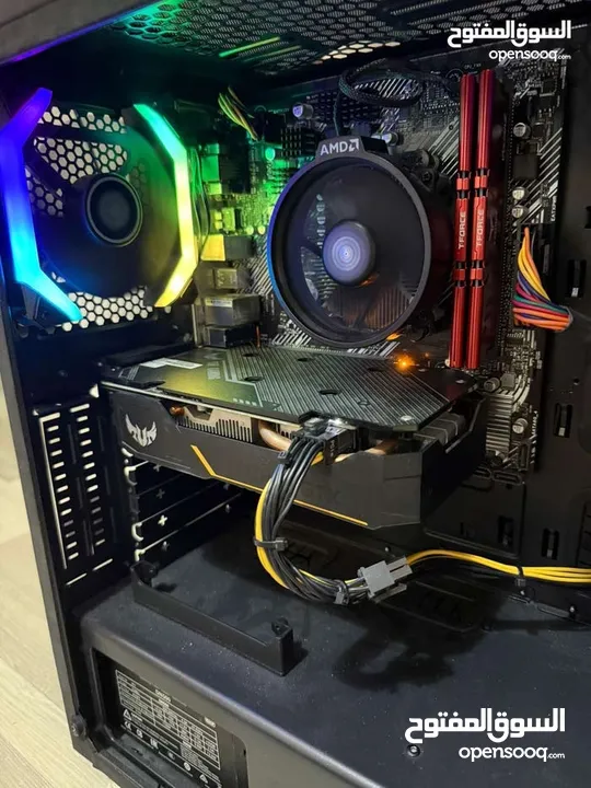 مع الشاشة وماوس وكيبورد