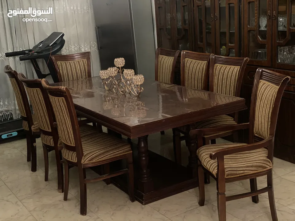 سفرة كاملة تتكون من بوفيه كبير، شوفنيرة زان، 8 كراسي، وطاولة زان، وخزائنهم كبيرة، بلون كلاسيكي راقٍ.