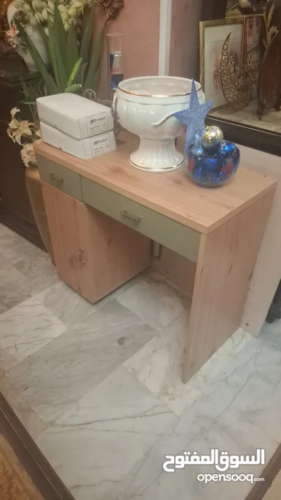 مكتب+مراية حجم وسط (جداد غير مستخدم)