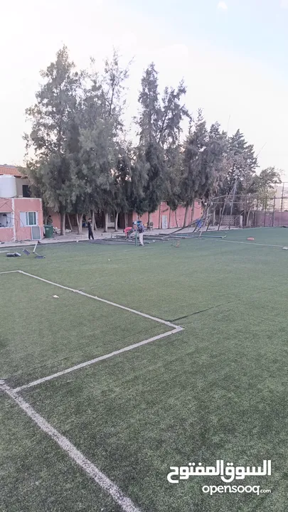 عشب صناعي للملاعب مستعمل بحالة لجديد